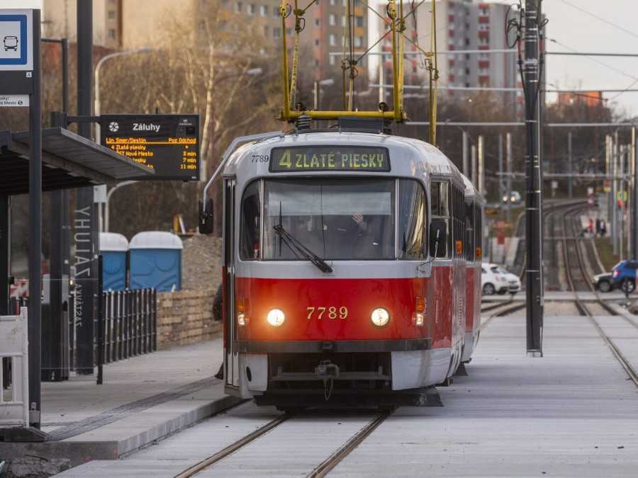 Na snímke električka.