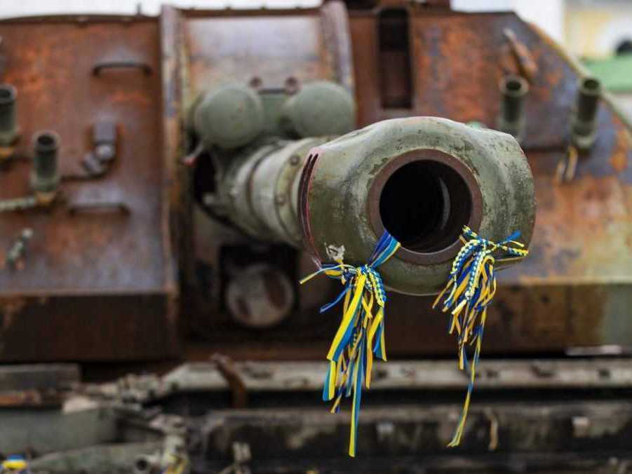 Vraky ruských tankov s modro-žltými stužkami.