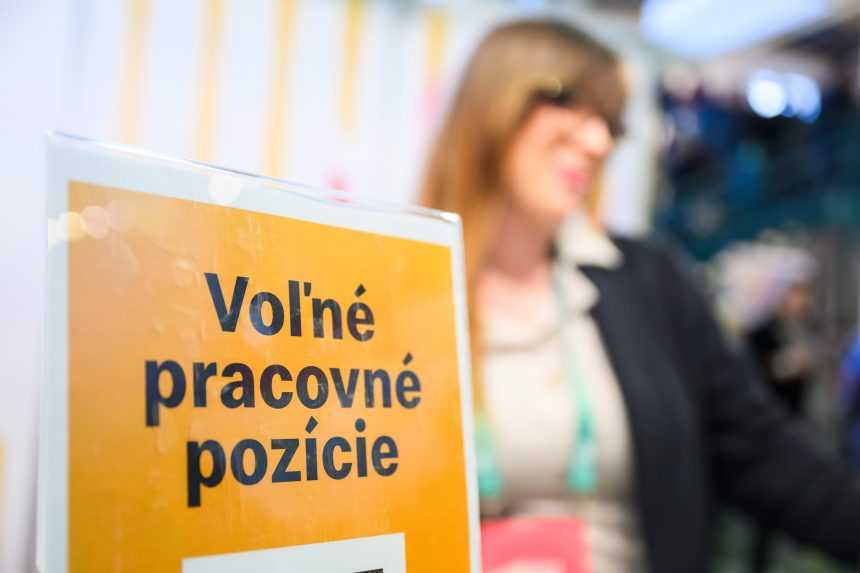 Slovensko míňa na dávky v nezamestnanosti najviac z krajín V4, vyplýva z údajov Eurostatu