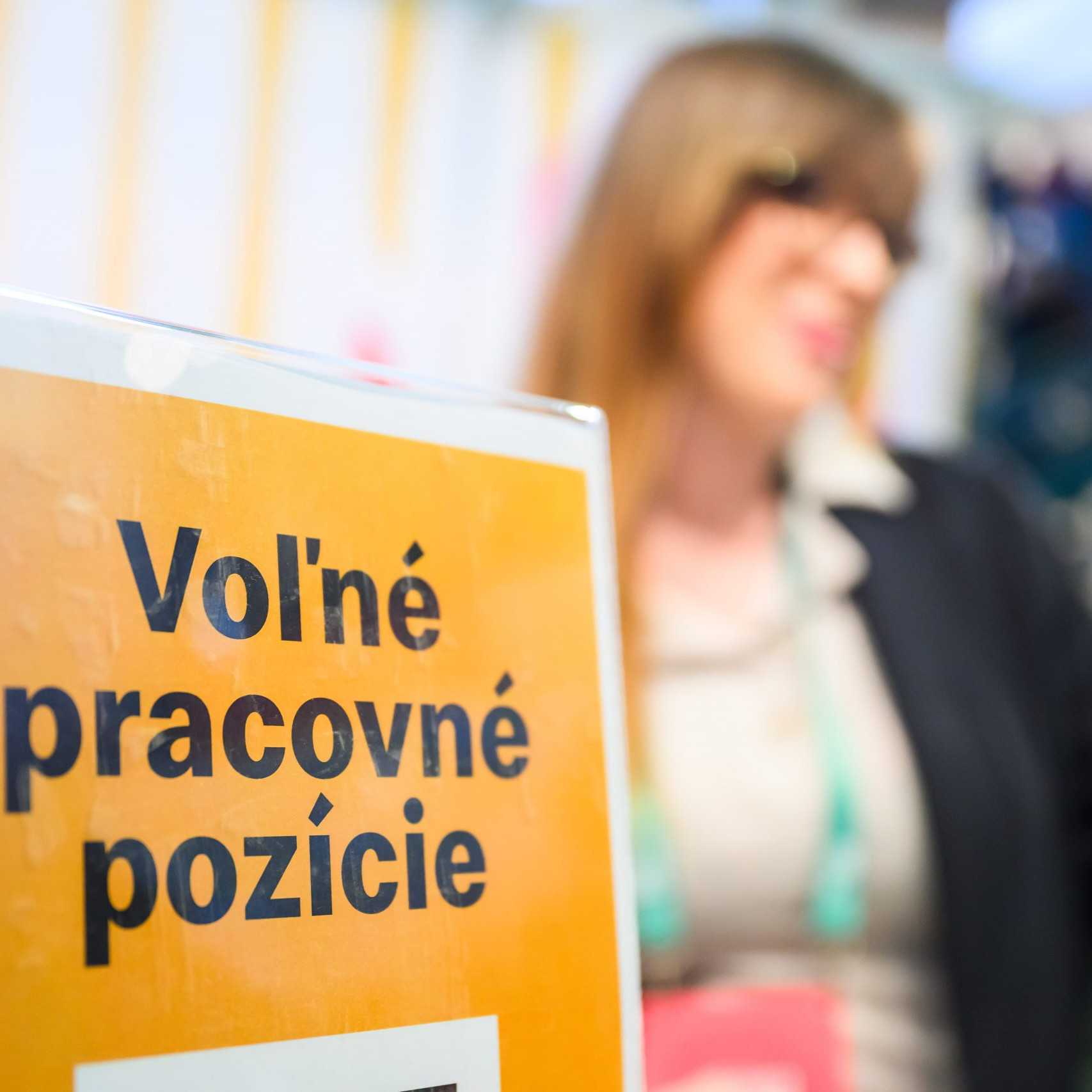 Slovensko míňa na dávky v nezamestnanosti najviac z krajín V4, vyplýva z údajov Eurostatu