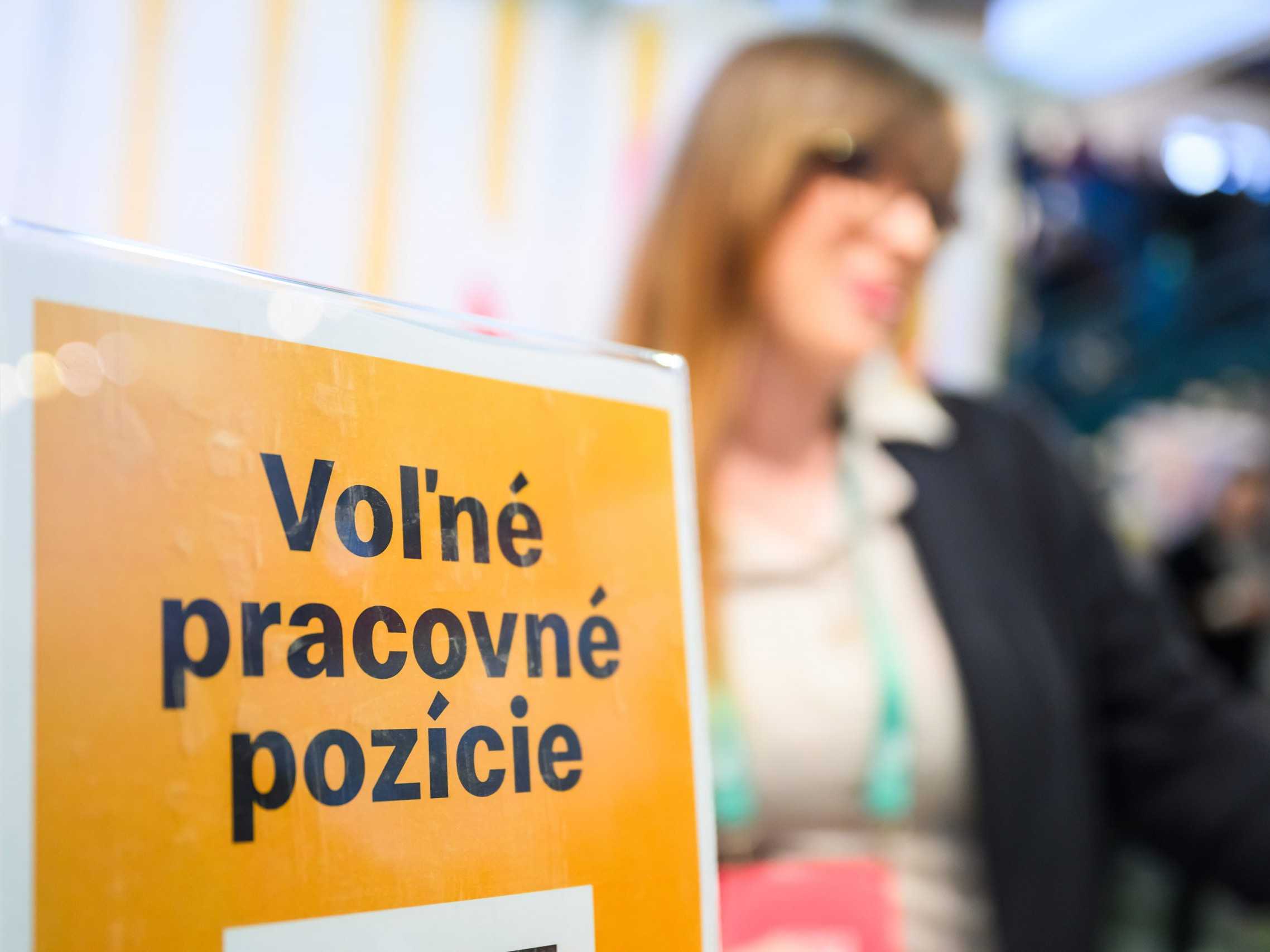 Slovensko míňa na dávky v nezamestnanosti najviac z krajín V4, vyplýva z údajov Eurostatu