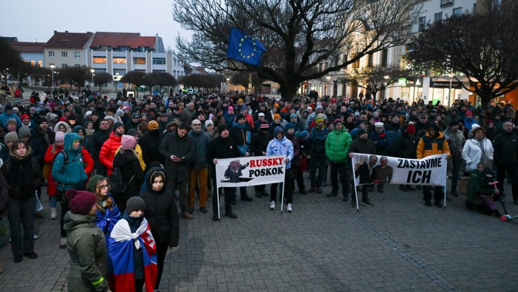 Protest v Novom Meste nad Váhom si vzali na mušku dezinformátori. Ako je to v skutočnosti s americkým vplyvom?