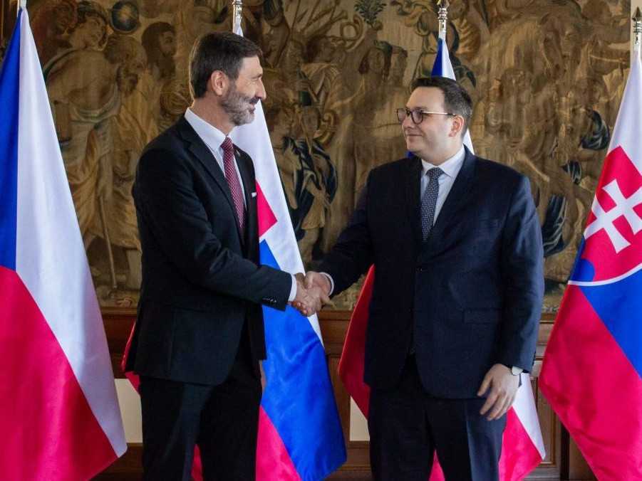 slovenský minister zahraničných vecí Juraj Blanár s českým rezortným partnerom Janom Lipavským.
