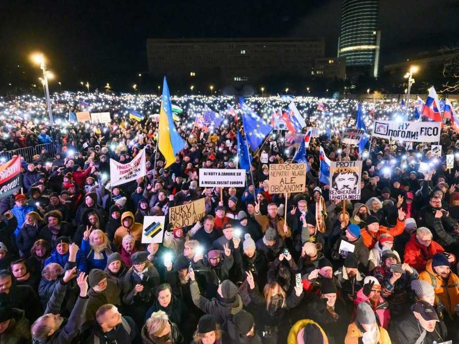 Účastníci protestu Slovensko je Európa v Bratislave na Námestí slobody.
