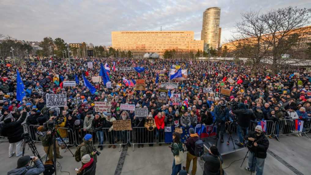 ÃƒÂšÃ„ÂastnÃƒÂ­ci spomienky siedmeho vÃƒÂ½roÃ„Âia vraÃ…Â¾dy JÃƒÂ¡na Kuciaka a Martiny KuÃ…Â¡nÃƒÂ­rovej a protestu proti krokom vlÃƒÂ¡dy v Bratislave.