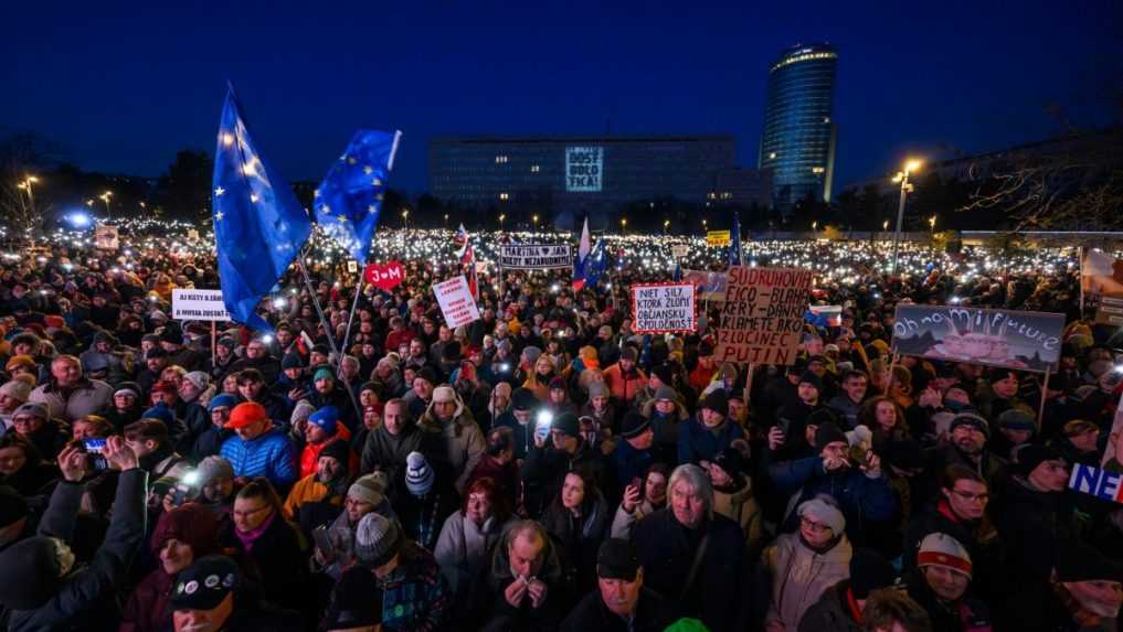 Protesty proti vláde pokračovali po celom Slovensku. Ľudia si pripomenuli aj vraždu Jána Kuciaka a jeho snúbenice