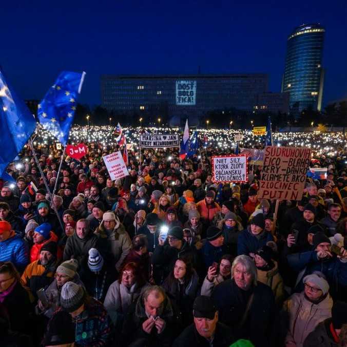 Protesty proti vláde pokračovali po celom Slovensku. Ľudia si pripomenuli aj vraždu Jána Kuciaka a jeho snúbenice