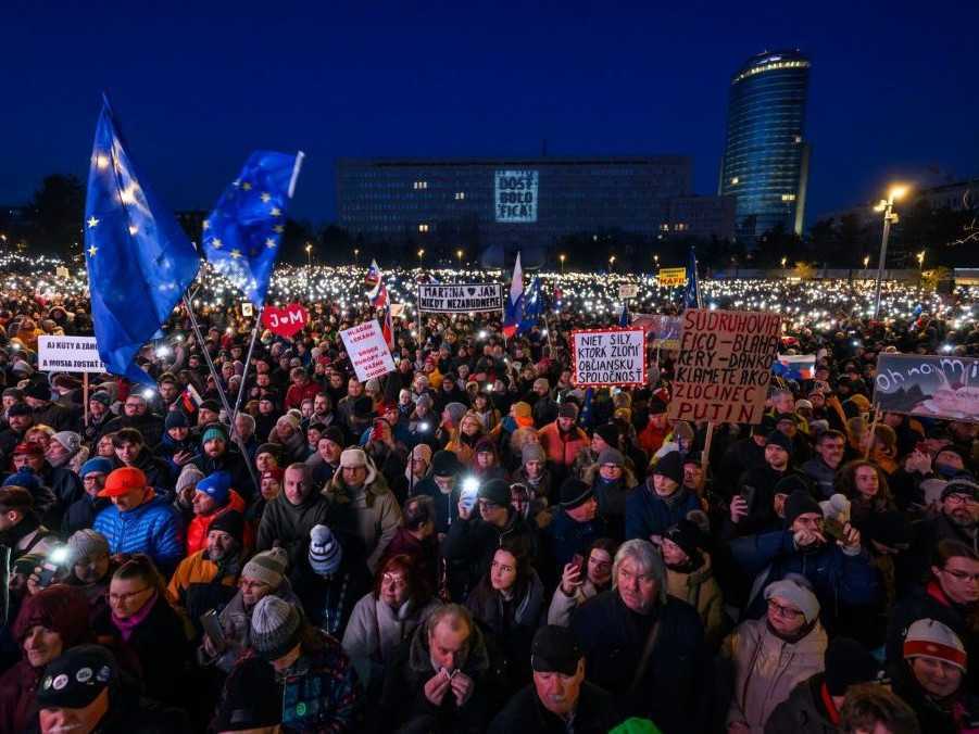 Protesty proti vláde pokračovali po celom Slovensku. Ľudia si pripomenuli aj vraždu Jána Kuciaka a jeho snúbenice