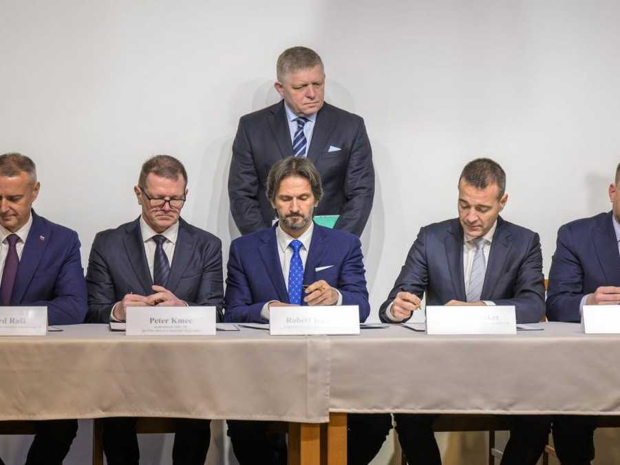 Na snímke výjazdové rokovanie vlády SR v Červenom Kláštore.