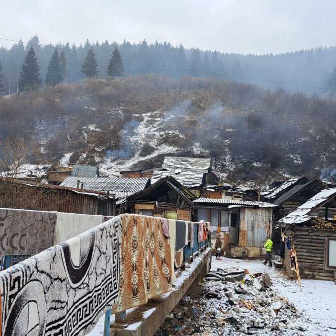 Obyvateľov rómskej osady v Kolačkove obec nemá kam presunúť. Ohrozuje ich zosuv svahu