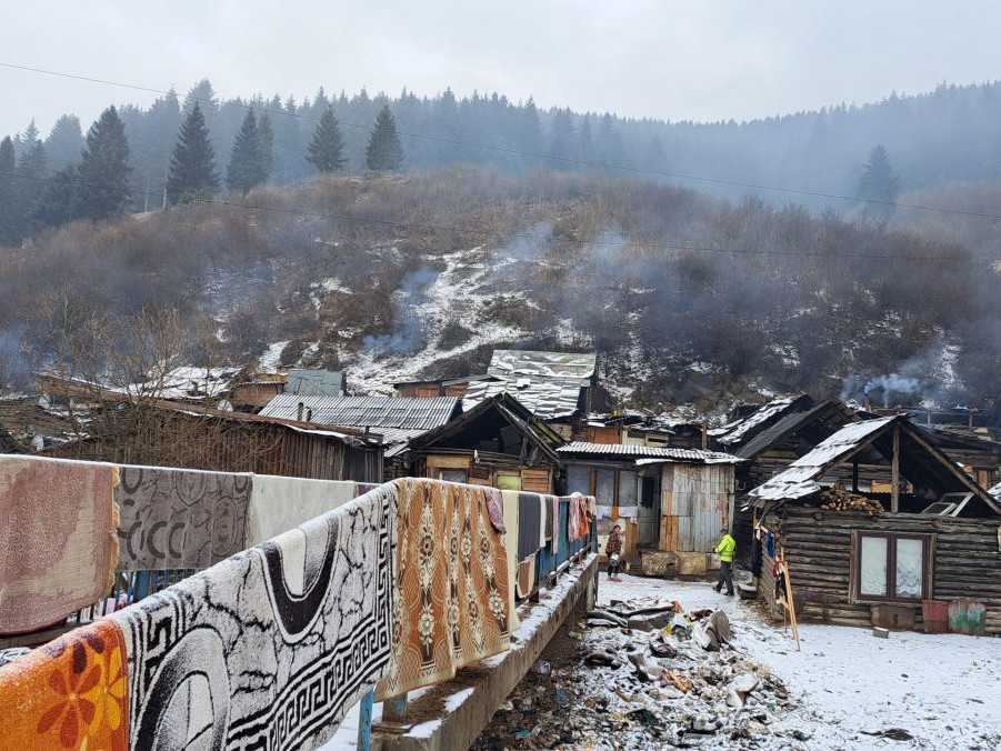 Obyvateľov rómskej osady v Kolačkove obec nemá kam presunúť. Ohrozuje ich zosuv svahu