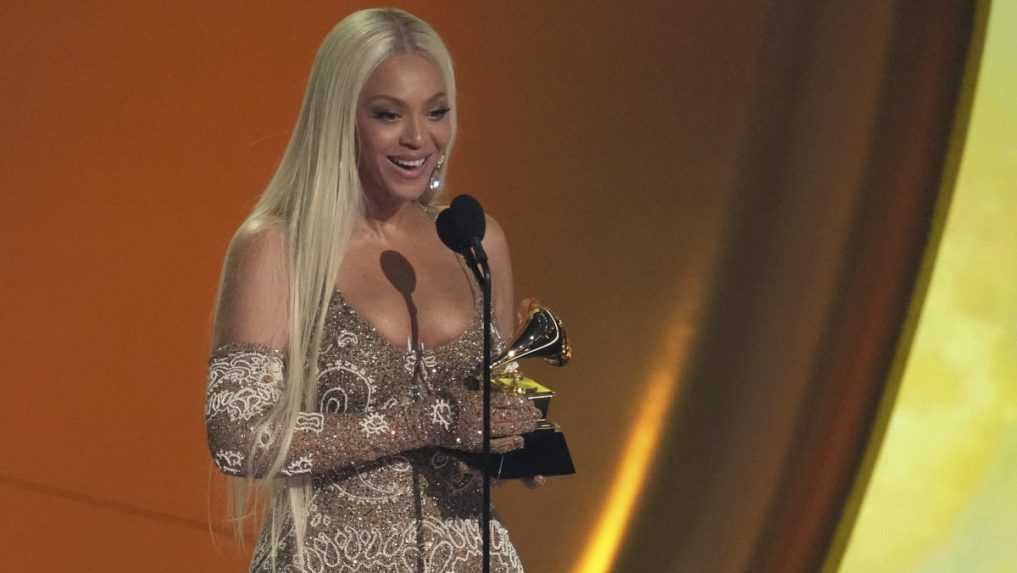 Beyoncé získala svoju prvú Grammy za najlepší album. Najlepšiu skladbu mal Kendrick Lamar