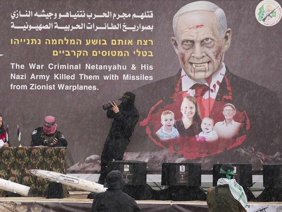 Na snímke odovzdávanie tiel štyroch rukojemníkov.