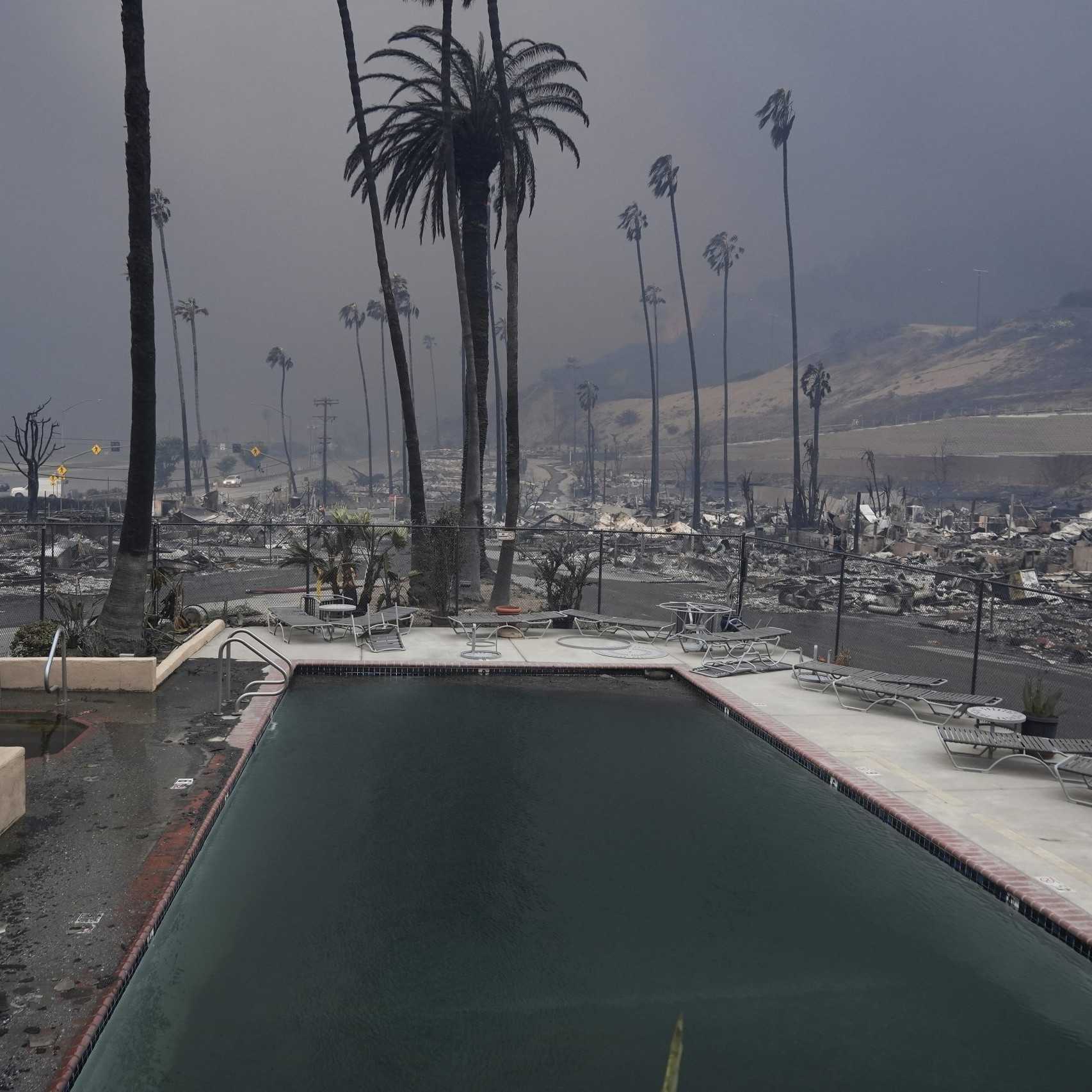 Hasičom sa podarilo dostať pod kontrolu oba najničivejšie požiare v okolí Los Angeles