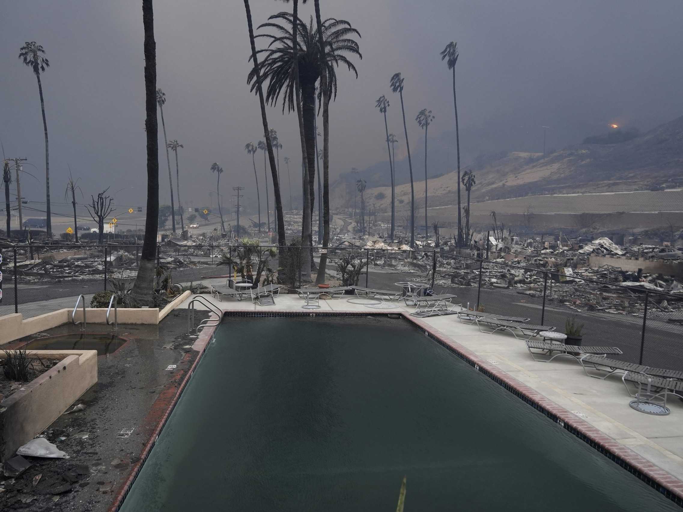 Hasičom sa podarilo dostať pod kontrolu oba najničivejšie požiare v okolí Los Angeles