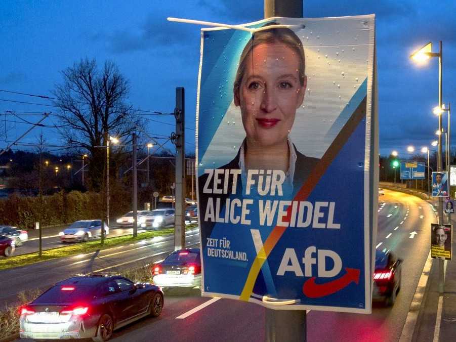 Na ilustračnej snímke predvolebný plagát s kandidátkou AfD Alice Weidelovou.