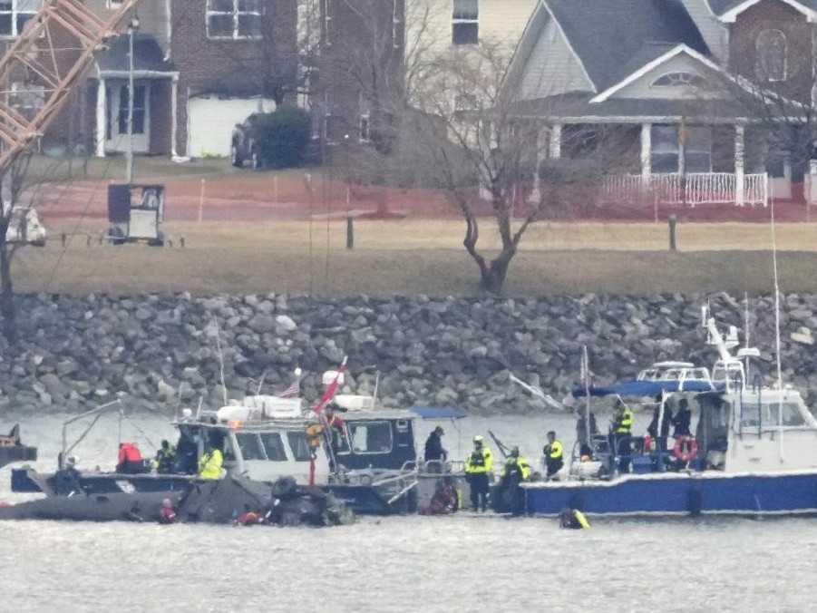 Pobrežná stráž so žeriavom pracuje blízko vraku vrtuľníka v rieke Potomac.