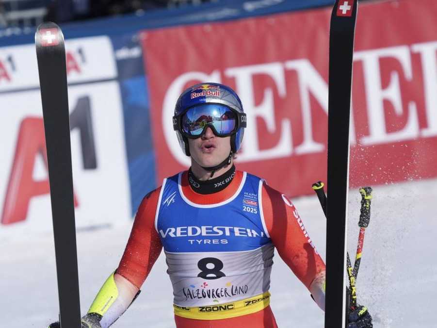 Švajčiar Marco Odermatt sa raduje v cieli super-G mužov na MS v alpskom lyžovaní.