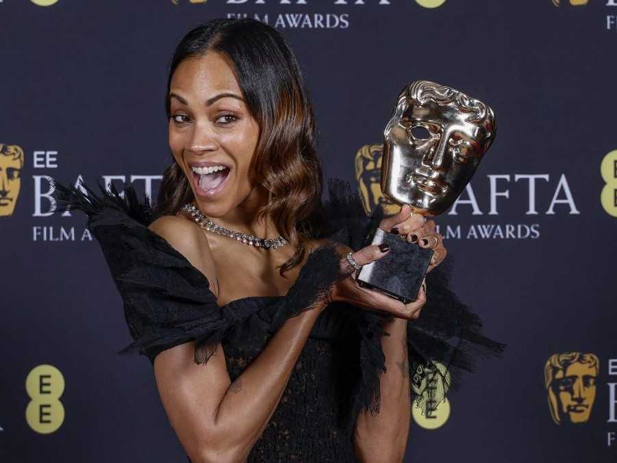 Na snímke americká herečka Zoe Saldaňa s cenou BAFTA.