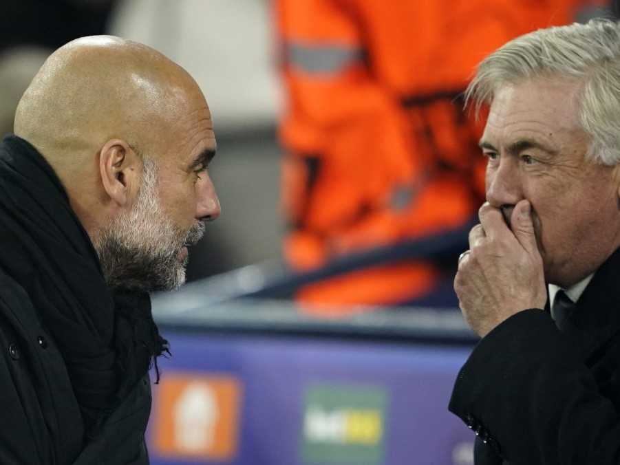 Vpravo tréner Manchestru City Pep Guardiola a vľavo tréner Realu Madrid Carlo Ancelotti.