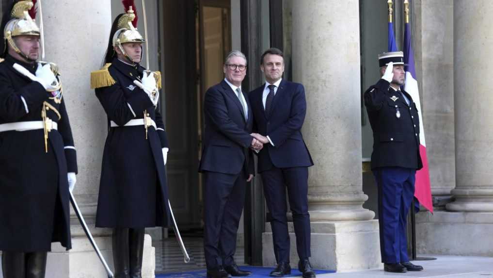 Uprostred zľava britský premiér Keir Starmer a francúzsky prezident Emmanuel Macron.