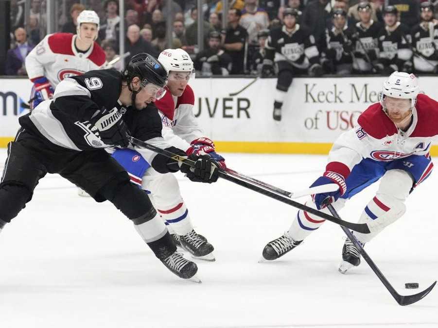 Adrian Kempe (vľavo) z Los Angeles Kings v súboji o puk s hráčmi Montrealu Loganom Maillouxom a Mikeom Mathensonom.