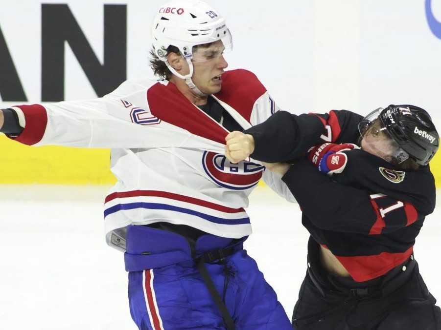 Na snímke Juraj Slafkovský a Ridly Greig.