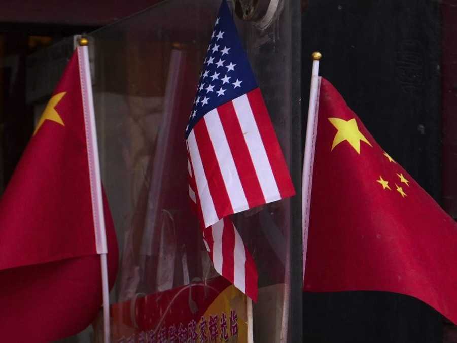 Na snímke čínske vlajky a americká vlajka.