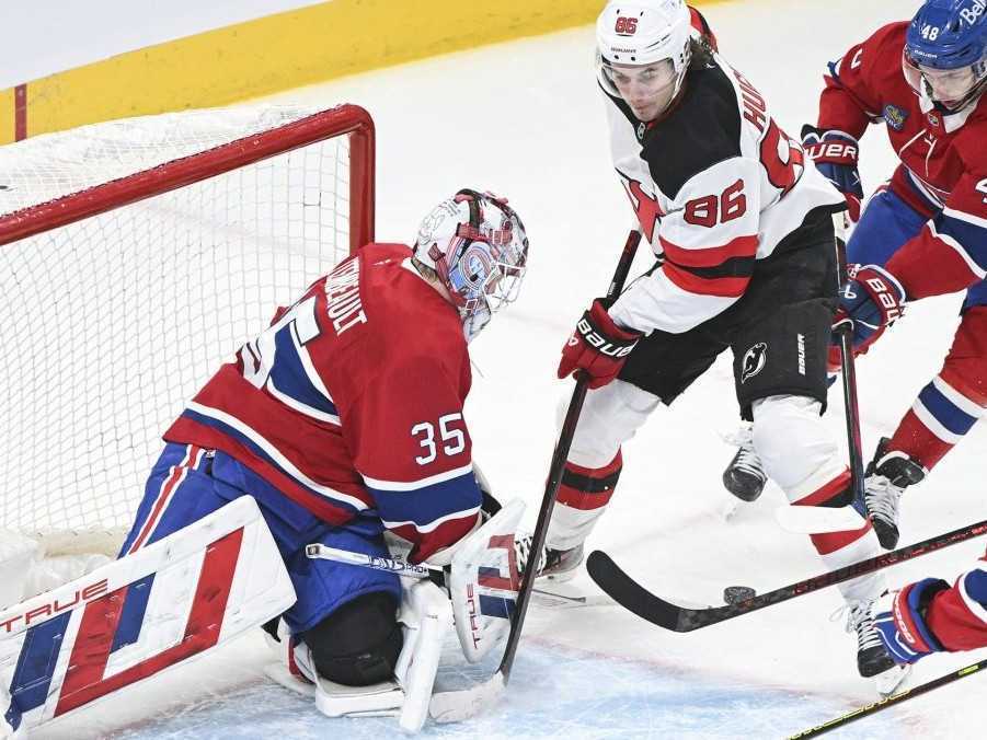 Hokejisti New Jersey Devils útočia na bránu Montrealu.