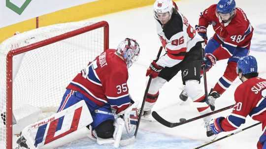 Hokejisti New Jersey Devils útočia na bránu Montrealu.