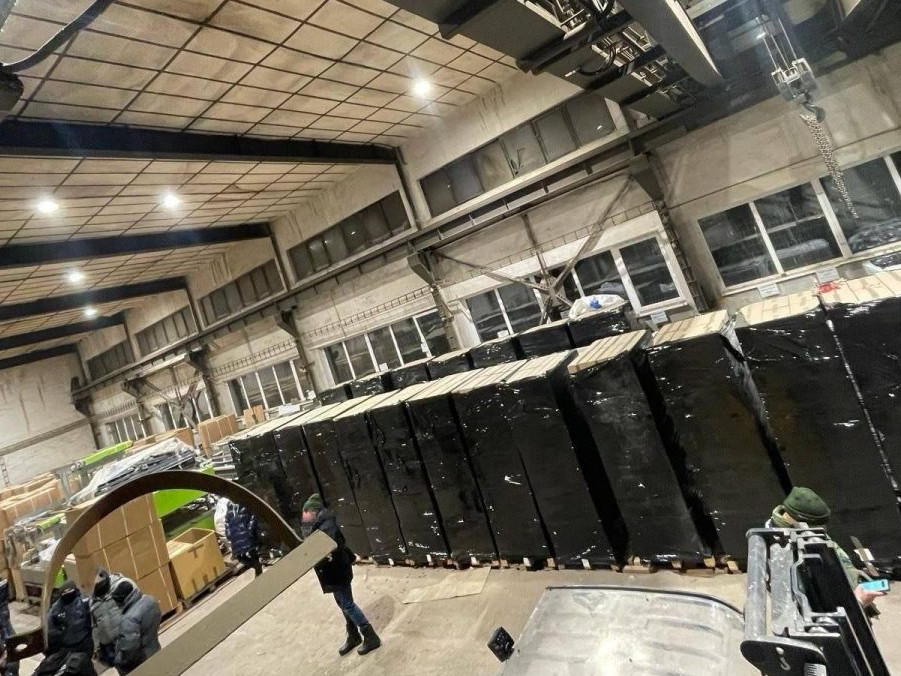 Na snímke zariadenie na výrobu nelegálnych cigariet.