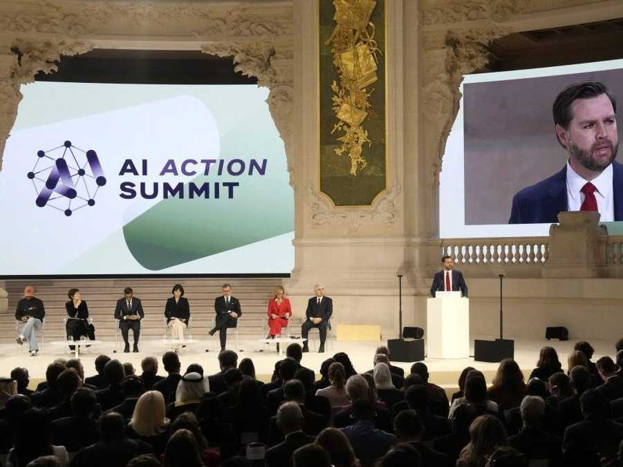 Viceprezident USA J. D. Vance počas prejavu na samite o umelej inteligencii v Paríži.