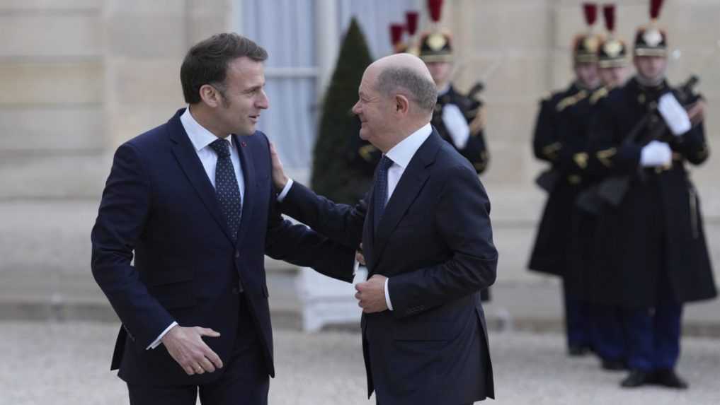 Zľava francúzsky prezident Emmanuel Macron a nemecký kancelár Olaf Scholz.