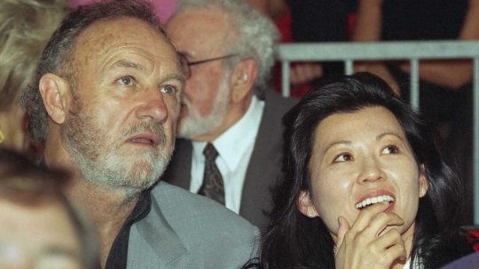 Herec Gene Hackman s jeho manželkou Betsy Arakawovou v júni 1993.