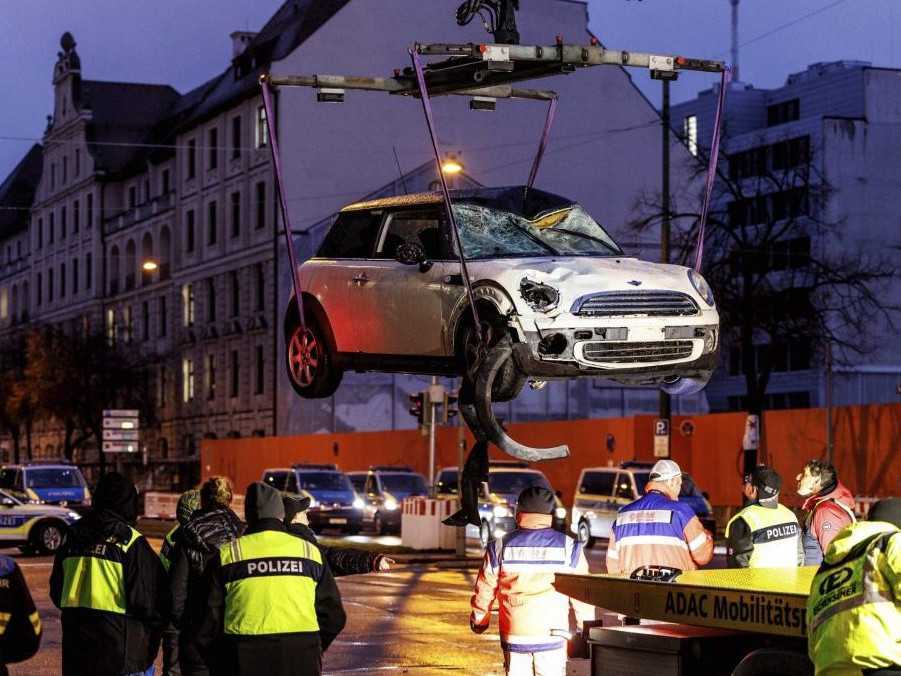 Auto, ktoré vrazilo do davu ľudí odvážajú z miesta činu v Mníchove.