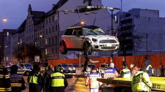 Auto, ktoré vrazilo do davu ľudí odvážajú z miesta činu v Mníchove.