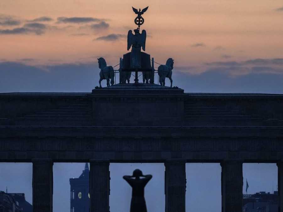 Východ slnka v Nemecku v deň predčasných volieb.