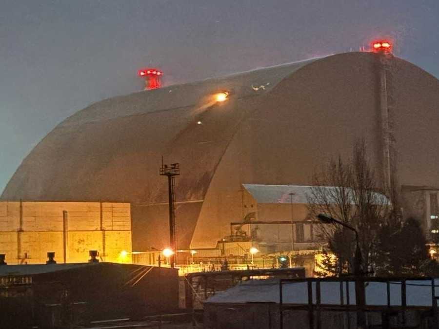 Zasiahnutý sarkofág elektrárne v Černobyle.