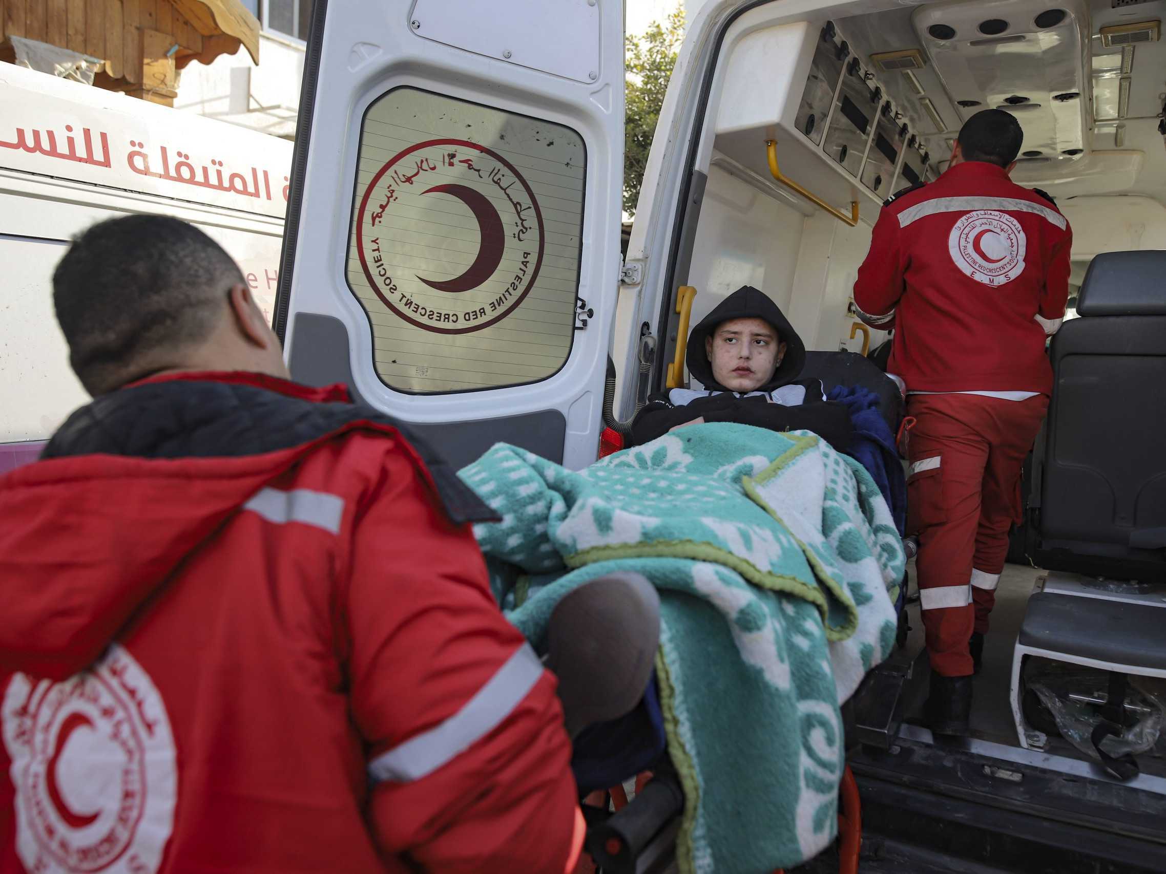 Zranené palestínske dievča prevážajú do nemocnice v Egypte.