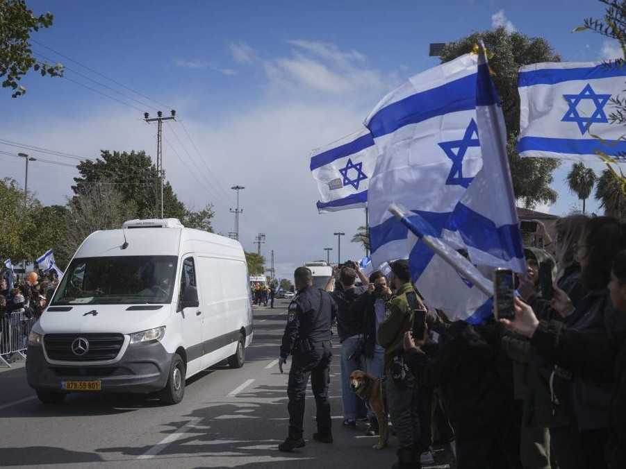 Na snímke obyvatelia Izraela s vlajkami.