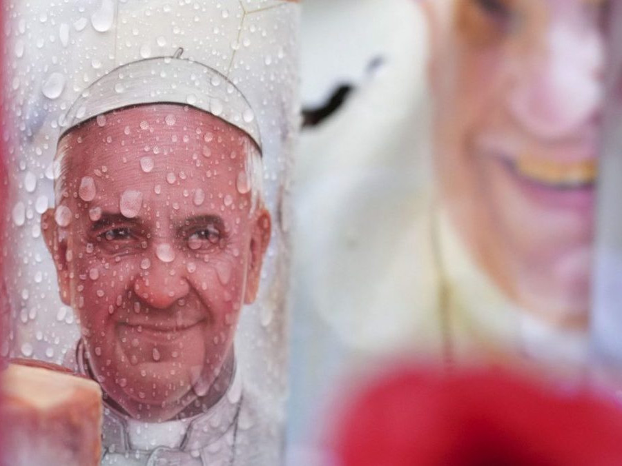 Sviečky a kvety pre pápeža Františka pri nemocnici Gemelli.