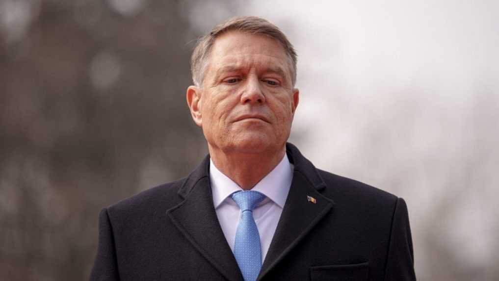 Rumunský prezident Iohannis po tlaku verejnosti odstúpil z funkcie, úrad dočasne povedie predseda Senátu