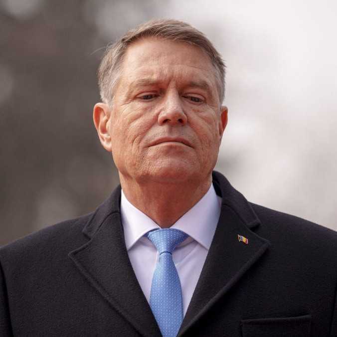 Rumunský prezident Iohannis po tlaku verejnosti odstúpil z funkcie, úrad dočasne povedie predseda Senátu