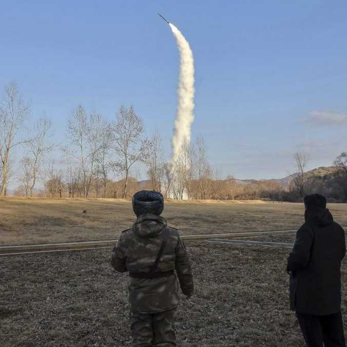 KĽDR zrejme na Ukrajine testuje svoju raketovú technológiu. Jej rakety sú oveľa presnejšie ako v minulosti