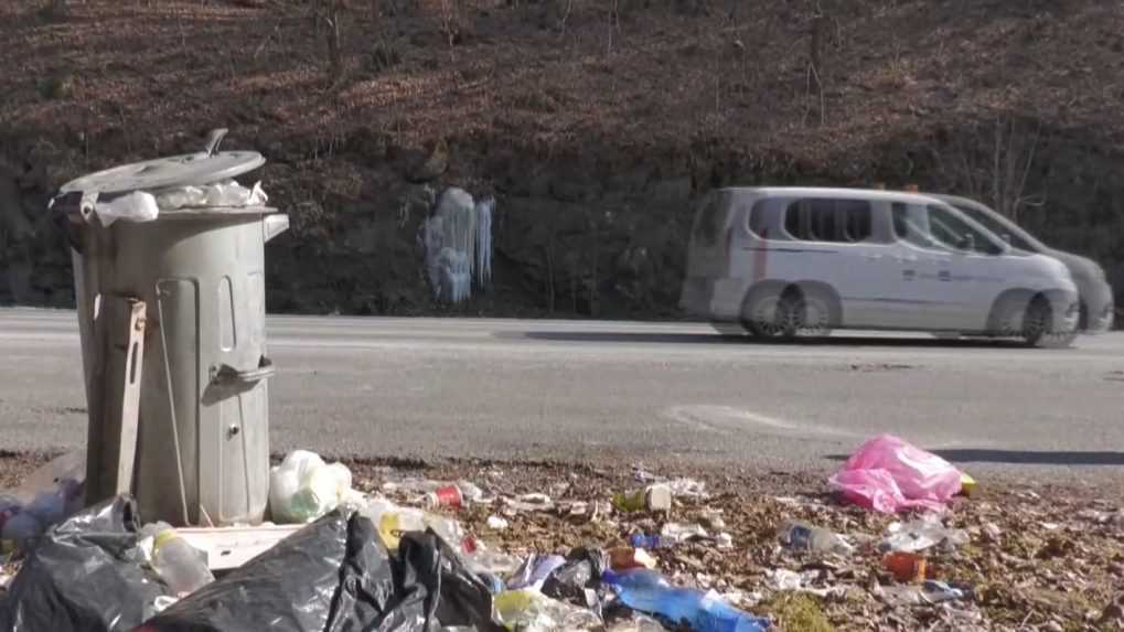 Odstavné plochy medzi Handlovou a Žiarom nad Hronom sa menia na smetiská. Mestu chýbajú peniaze na ich čistenie