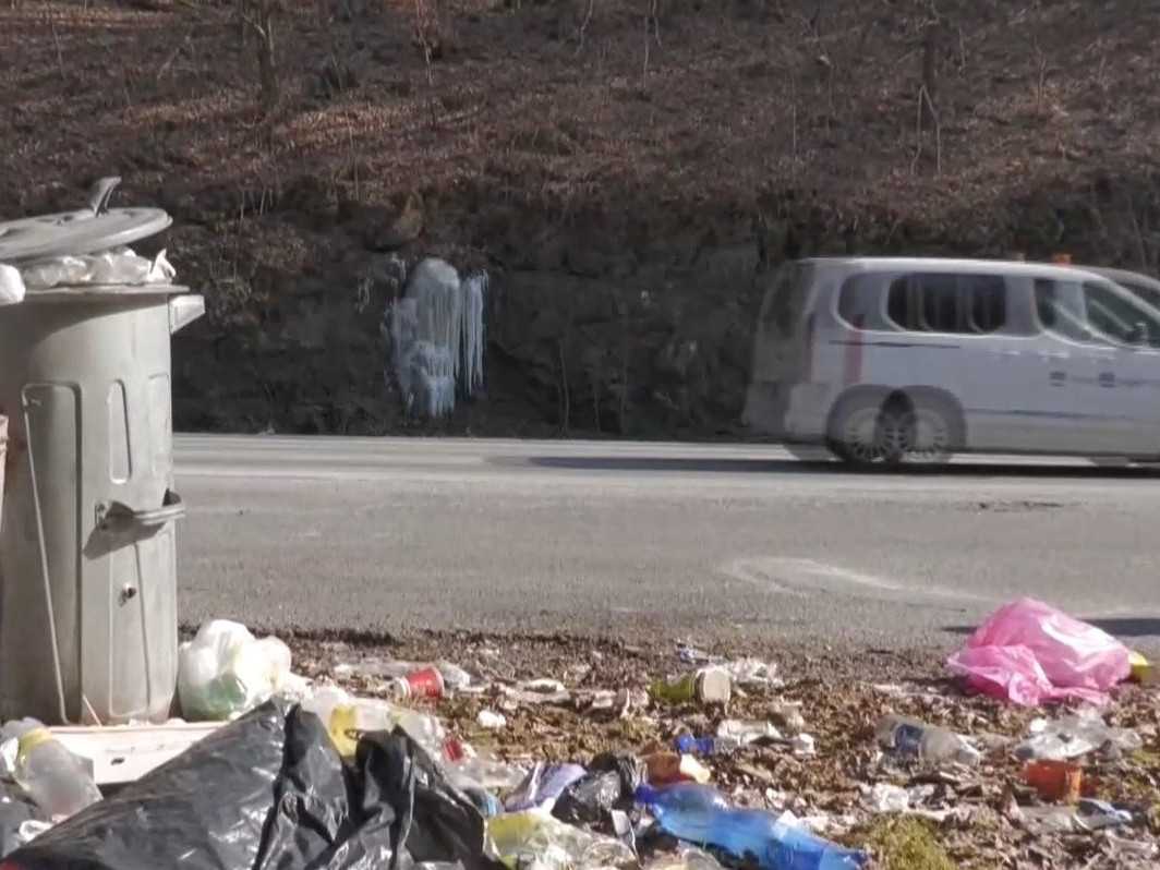 Odstavné plochy medzi Handlovou a Žiarom nad Hronom sa menia na smetiská. Mestu chýbajú peniaze na ich čistenie