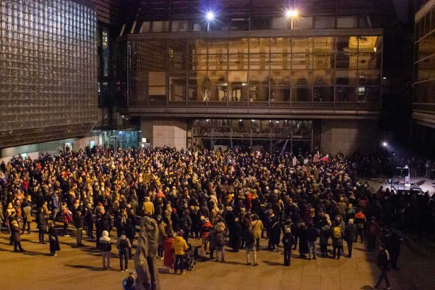 Na snímke protivládny protest Slovákov v Prahe 7. februára 2025.