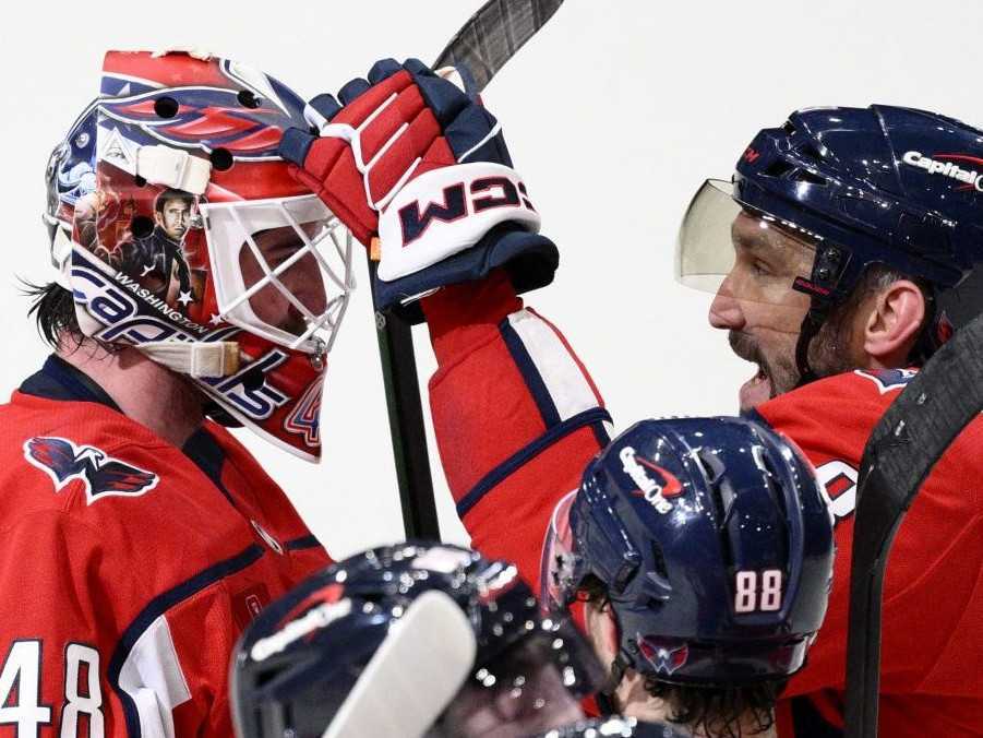 Kapitán Washingtonu Capitals Alex Ovečkin (vpravo).