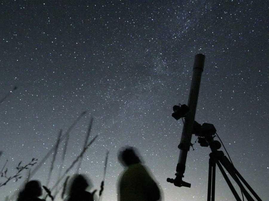 ľudia sledujú nočnú oblohu