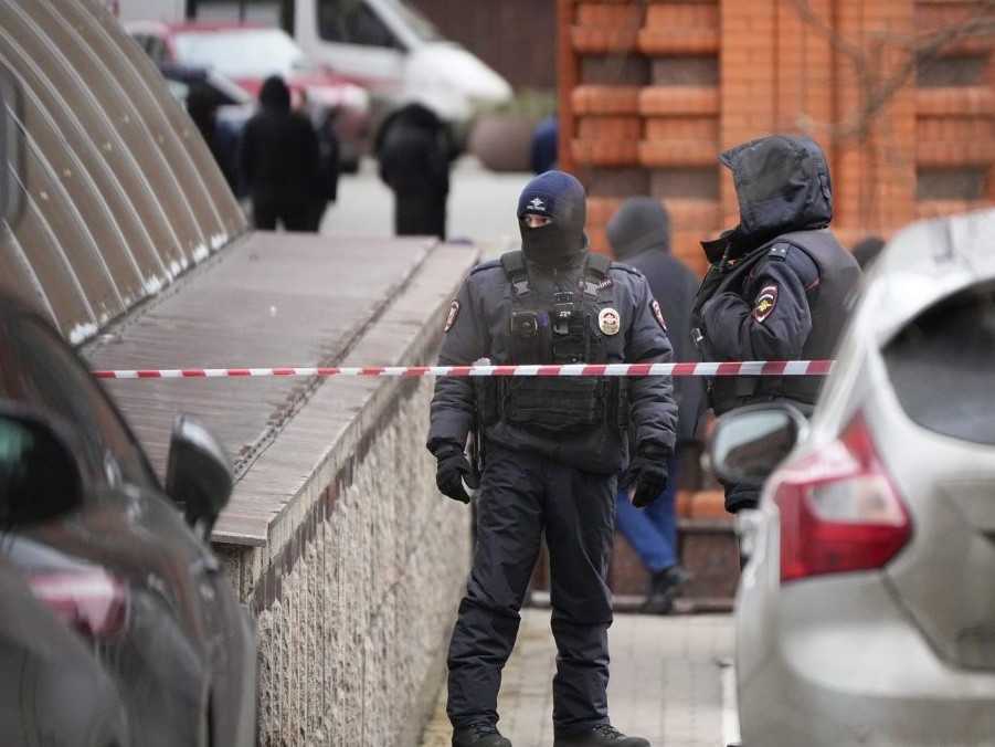 Policajti hliadkujú po explózii pred budovou na severovýchode Moskvy.